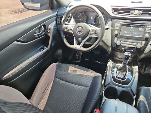 Used 2018 Nissan Rogue SV w/ Premium Package FWD image 10