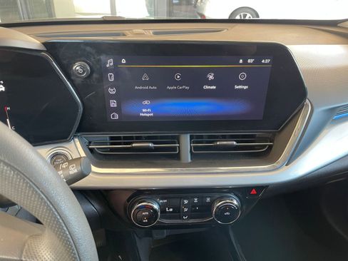 Used 2025 Chevrolet Trax LT FWD image 17