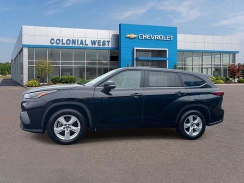 Used 2023 Toyota Highlander LE FWD image 5