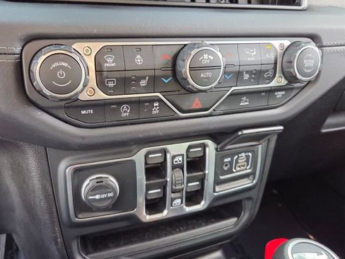 Used 2025 Jeep Wrangler Unlimited Sahara AWD/4WD image 26