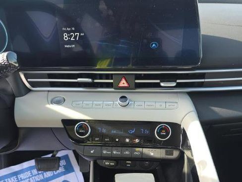 Used 2025 Hyundai Elantra Limited image 7