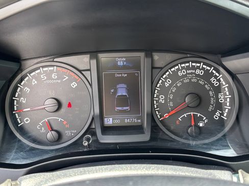 Used 2018 Toyota Tacoma SR AWD/4WD image 16