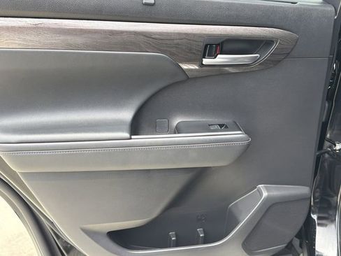 Used 2025 Toyota Highlander Limited FWD image 6