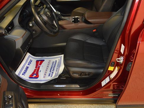 Used 2021 Toyota Venza Limited image 15