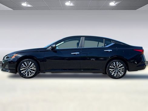Used 2025 Nissan Altima 2.5 SV FWD image 2