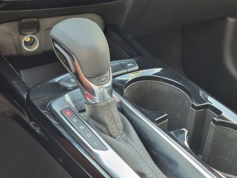 Used 2025 Chevrolet Trax LT w/ LT Convenience Package FWD image 18