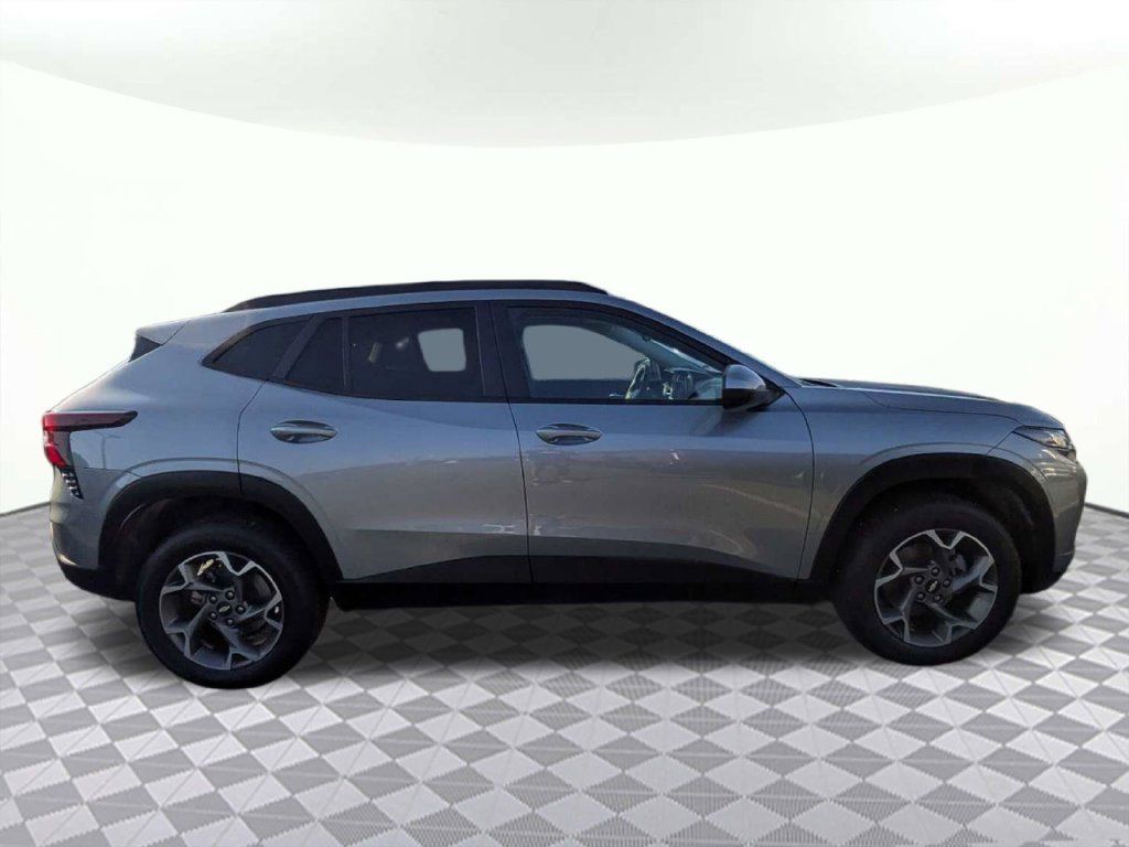 Used 2025 Chevrolet Trax LT FWD image 2