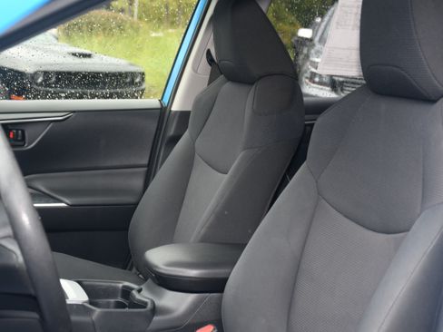 Used 2019 Toyota RAV4 LE FWD image 11