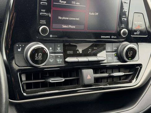 Used 2020 Toyota Highlander XLE AWD/4WD image 5