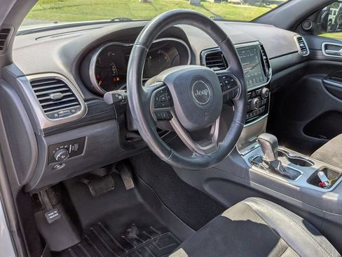 Used 2019 Jeep Grand Cherokee Altitude AWD/4WD image 9