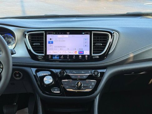 Used 2025 Chrysler Pacifica Limited image 16
