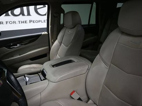 Used 2020 Cadillac Escalade Luxury AWD/4WD image 16