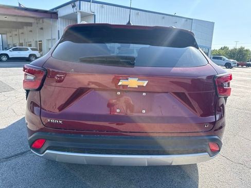 Used 2025 Chevrolet Trax LT w/ LT Convenience Package FWD image 3