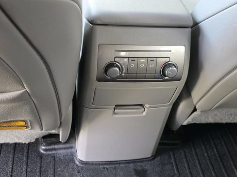 Used 2012 Toyota Highlander SE w/ Tow Pkg FWD image 11