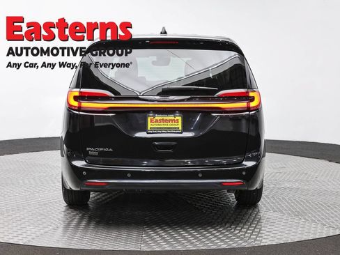 Used 2023 Chrysler Pacifica Touring-L FWD image 6