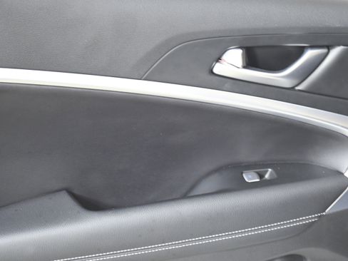 Used 2025 Genesis G70 2.5T image 23