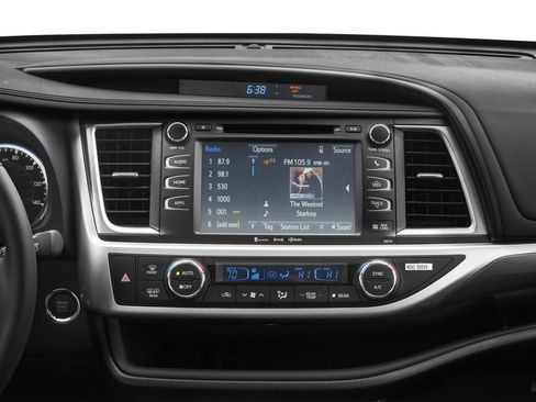 Used 2017 Toyota Highlander SE image 7