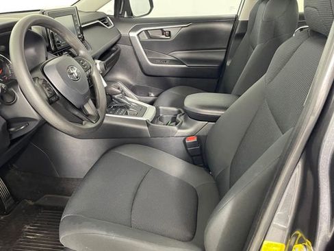 Used 2021 Toyota RAV4 LE AWD/4WD image 2