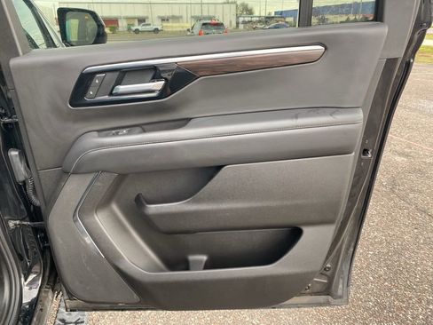 Used 2025 Chevrolet Suburban Z71 image 16