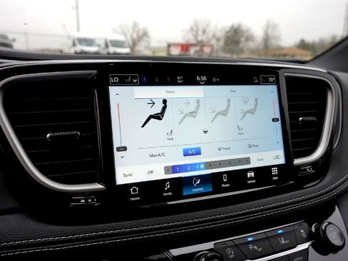 New 2026 Chrysler Pacifica Select image 16