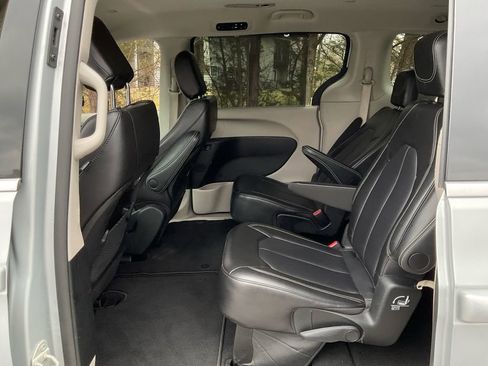 Used 2024 Chrysler Pacifica Touring-L image 26