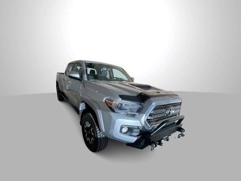 Used 2017 Toyota Tacoma TRD Off-Road image 2
