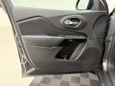 Used 2020 Jeep Cherokee Latitude Plus FWD image 11