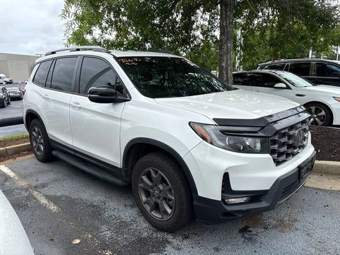 Used 2024 Honda Passport TrailSport image 2