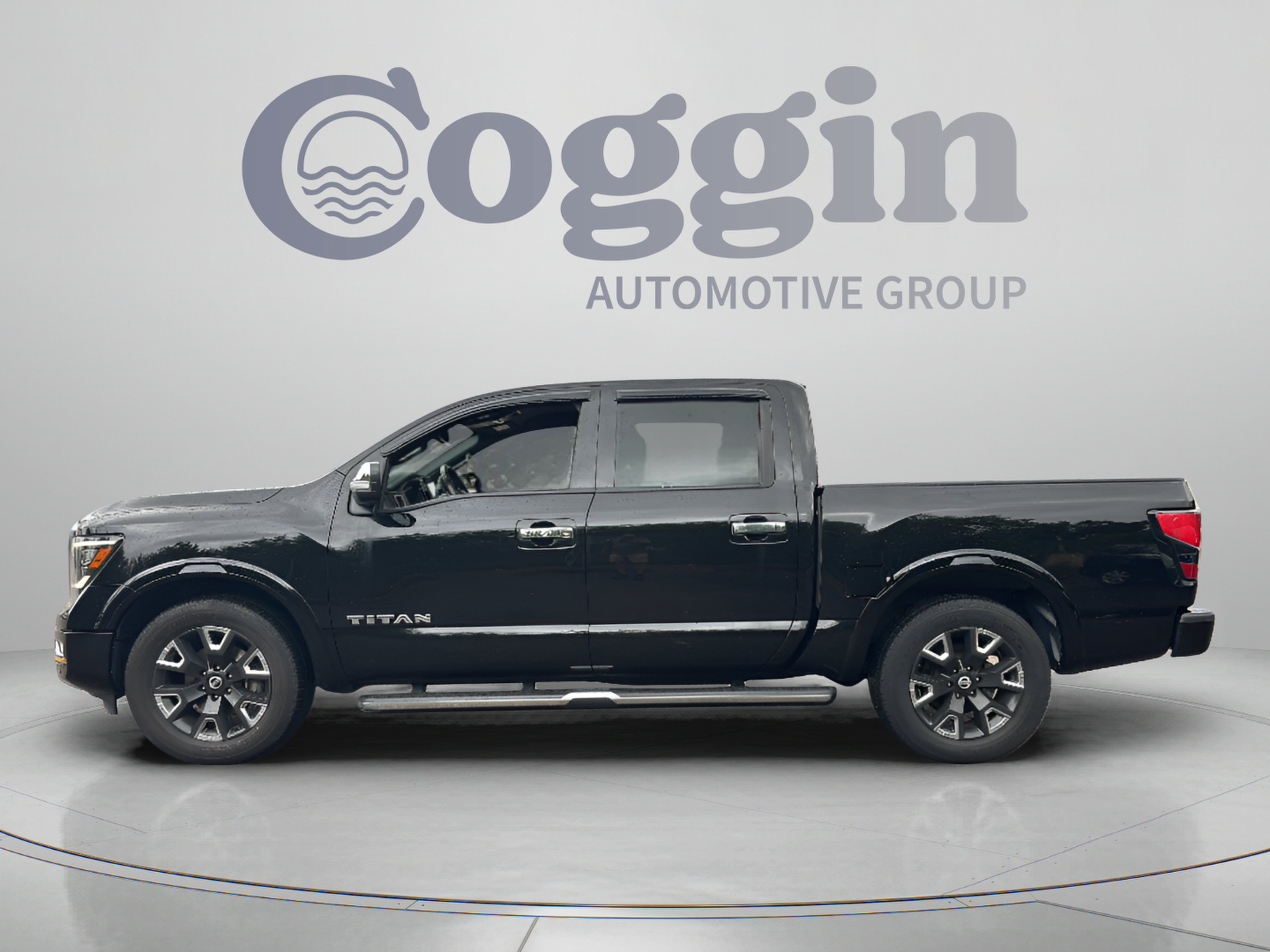 Used 2021 Nissan Titan Platinum Reserve RWD image 2