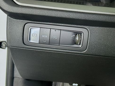 Used 2025 Chevrolet Traverse LT image 17