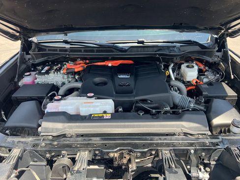 Used 2024 Toyota Sequoia Platinum AWD/4WD image 41