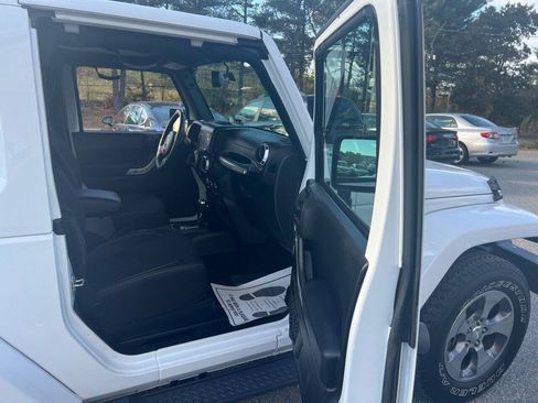 Used 2018 Jeep Wrangler Sahara w/ Connectivity Group AWD/4WD image 8