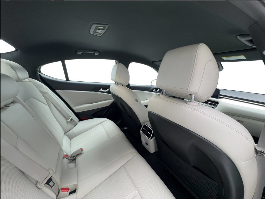 Used 2025 Genesis G70 2.5T RWD image 26