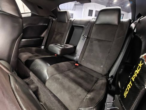Used 2017 Dodge Challenger R/T Scat Pack w/ Leather Interior Group RWD image 32