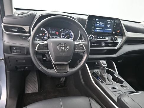 Used 2022 Toyota Highlander XLE AWD/4WD image 16