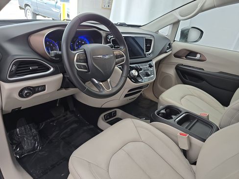 Used 2018 Chrysler Pacifica Touring-L image 17