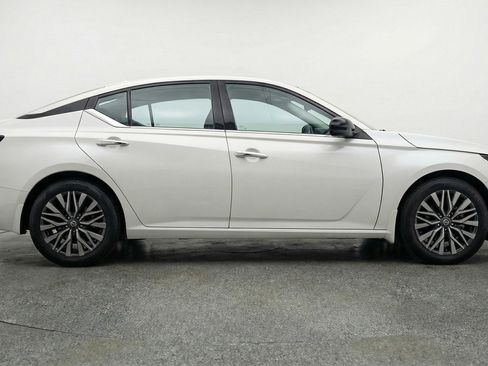 Used 2025 Nissan Altima 2.5 SV FWD image 11