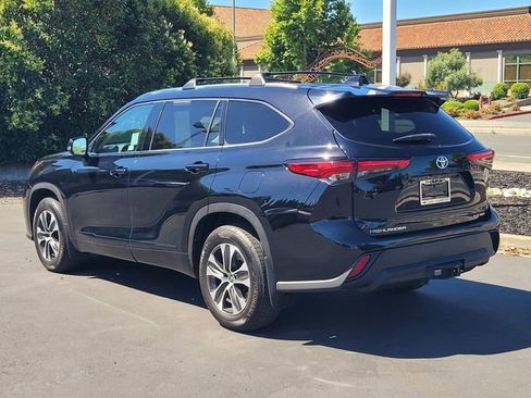 Certified 2021 Toyota Highlander XLE AWD/4WD image 8