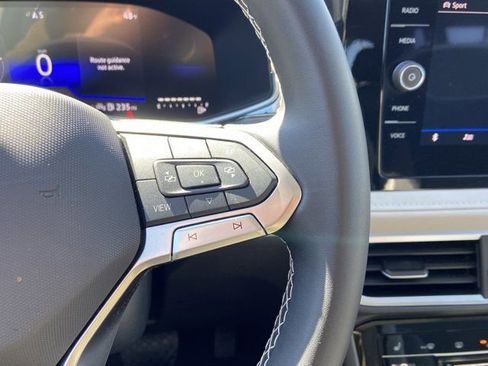 Used 2025 Volkswagen Taos SE w/ Panoramic Sunroof Package image 19