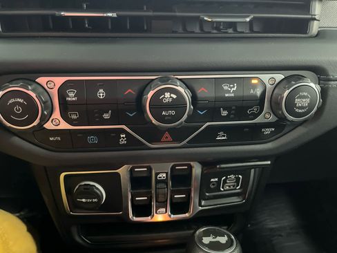 Used 2025 Jeep Wrangler Sahara AWD/4WD image 26