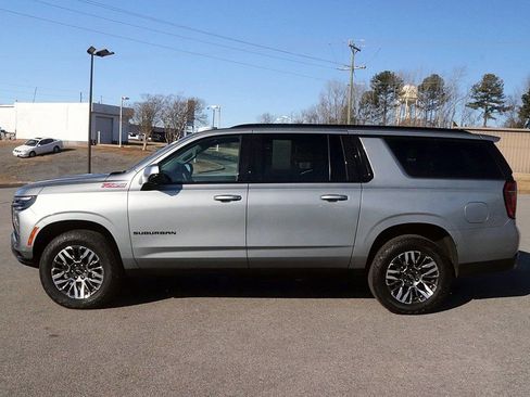 Used 2025 Chevrolet Suburban Z71 image 4