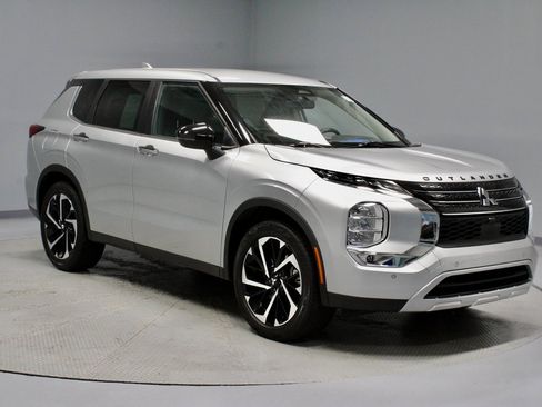 Used 2022 Mitsubishi Outlander SE image 1