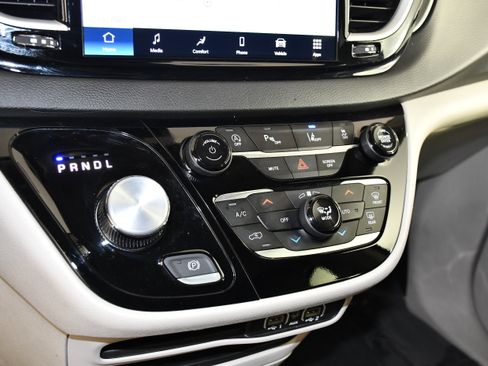 Used 2024 Chrysler Pacifica Touring-L FWD image 30