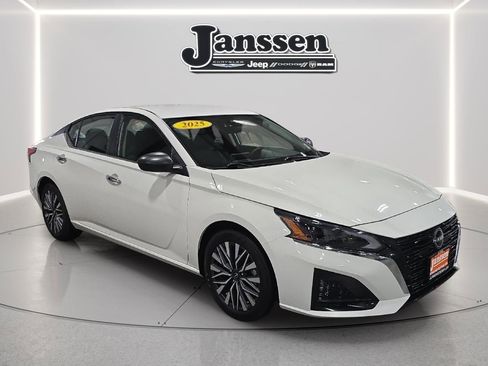 Used 2025 Nissan Altima 2.5 SV FWD image 6