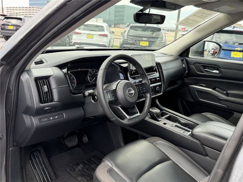 Used 2023 Nissan Pathfinder SL FWD image 15