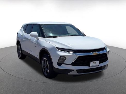 Used 2025 Chevrolet Blazer LT FWD image 3