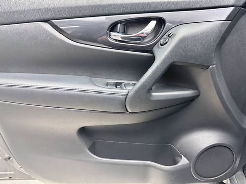 Used 2020 Nissan Rogue SV image 15