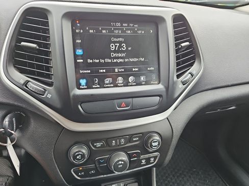 Used 2017 Jeep Cherokee Trailhawk w/ Cold Weather Group AWD/4WD image 19