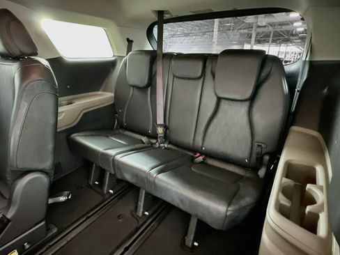 Used 2025 Kia Carnival FWD image 30