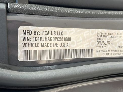 Used 2023 Jeep Grand Cherokee Laredo AWD/4WD image 26
